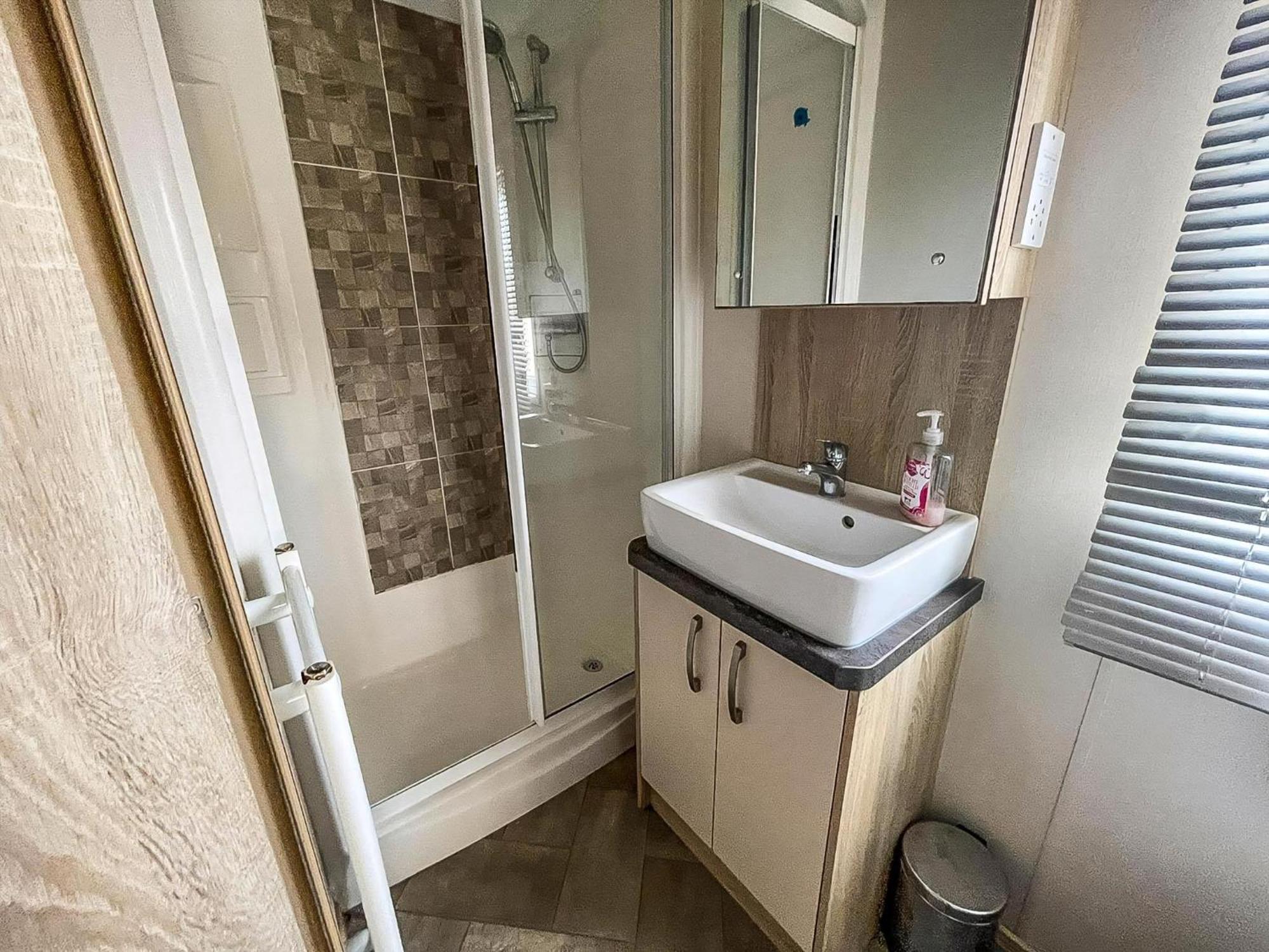 8 Berth Caravan For Hire At St Osyth Beach Holiday Park In Essex Ref 28013Fi Clacton-on-Sea Eksteriør bilde